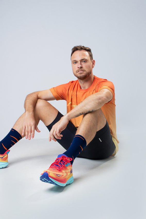 Camiseta Color Laranja, Bermuda Running e Meia