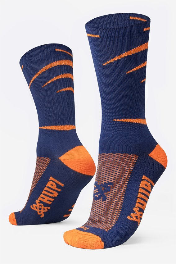 Camiseta Color Laranja, Bermuda Running e Meia