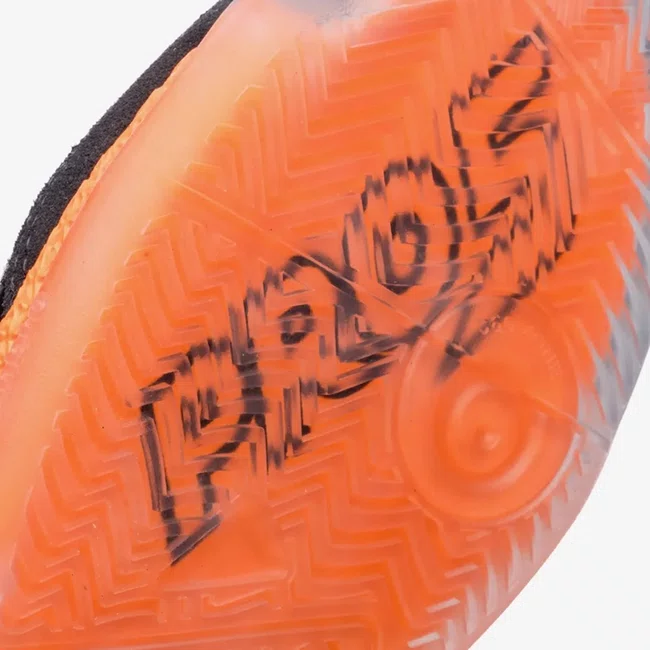 Chuteira Futsal Umbro Pro 5 Bump Preto/Laranja