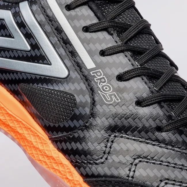 Chuteira Futsal Umbro Pro 5 Bump Preto/Laranja