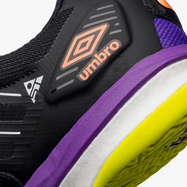 Chuteira Futsal Umbro Pro 5 Stable Preto/Laranja