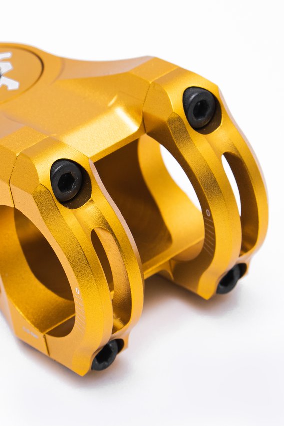 Kit Guidão + Mesa 50mm + Pedal Hupi Strip Dourado