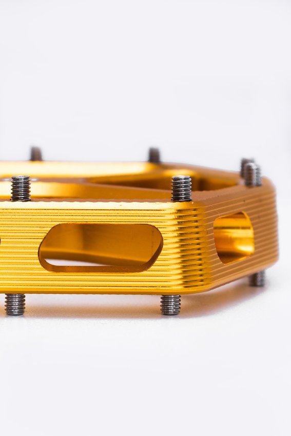 Kit Guidão + Mesa 50mm + Pedal Hupi Strip Dourado
