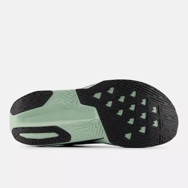 Tênis New Balance FuelCell Rebel v5 Masculino Preto Estonado e Verde