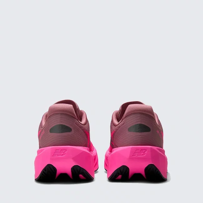Tênis New Balance FuelCell Rebel v5 Masculino Rosa