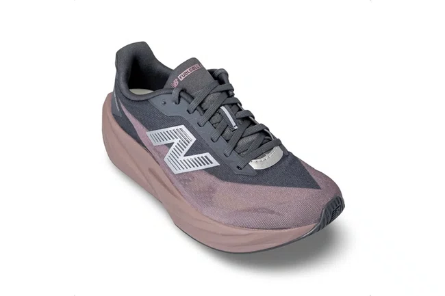 Tênis New Balance FuelCell Rebel v5 Feminino Grafite e Rose Velho