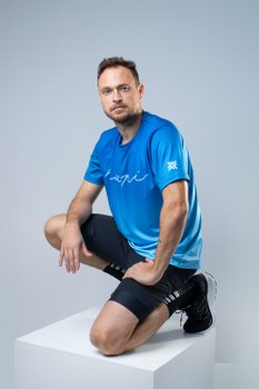 Camiseta Color Azul, Bermuda Running e Meia