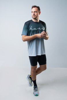 Camiseta Color Cinza, Bermuda Running e Meia