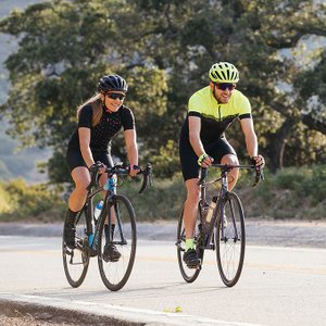Capacete Ciclismo Feminino Giro Vasona Com Viseira Cinza e Verde - HUPI